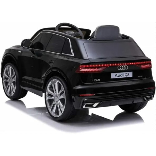 Makinë Audi Q8 i zi